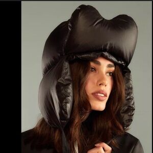 Cynthia Rowley Cloud Trapper Hat in Black. NWT
Never worn- new with tags